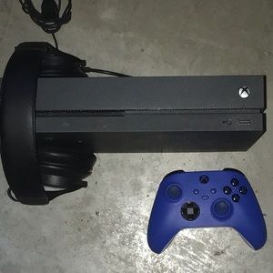 Xbox one x / Xbox 1 x with a controller and a headset Xbox slightly used
